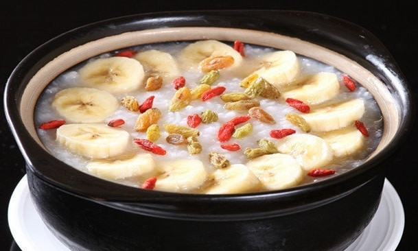 Gạo vo sạch, cho vào nồi nấu cháo như bình thường. Chuối chín bóc vỏ, thái miếng vừa vừa ăn. Sau khi cháo gần được thì cho chuối vào nấu cùng, khi cháo chín cho tiếp mật ong vào đảo đều ăn nóng là được. Ảnh: guanxiu.