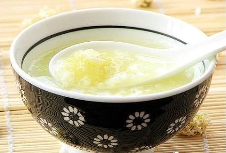 Chuối có tác dụng giảm kích thích tiết axit dạ dày vì thế thường xuyên ăn cháo chuối tiêu sẽ có tác dụng bảo vệ niêm mạc dạ dày. Ảnh: haodou.