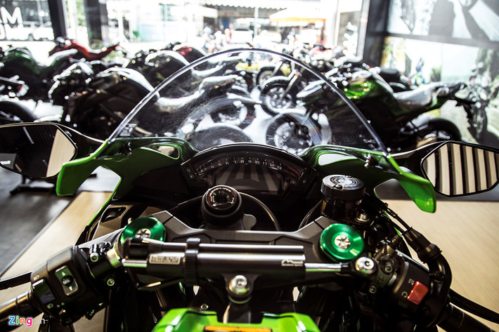 Đội đua Kawasaki và nhà máy Kawasaki ở Nhật Bản có quan hệ đối tác lâu dài và hiệu quả. Dựa trên những công nghệ trên đường đua, hãng xe Nhật áp dụng vào chiếc Ninja ZX-10R mới. Dòng xe này được thử nghiệm bởi hai nhà vô địch thế giới Jonathan Rea và Tom Sykes tại giải SBK.
