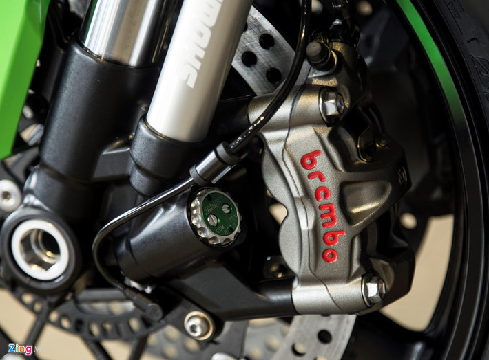 Kẹp phanh Brembo bốn piston, đúc bằng nhôm nhằm giảm trọng lượng.