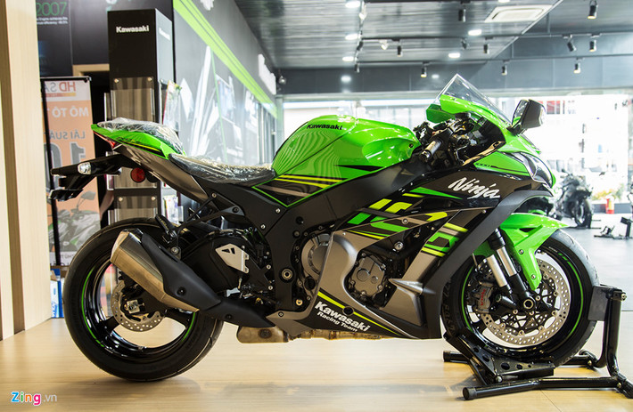 Tại thị trường Việt Nam, Kawasaki Ninja ZX-10R là đối thủ của Honda CBR1000RR, Yamaha R1, BMW S1000RR hay Ducati 959 Panigale. Tuy nhiên chỉ Ducati và BMW được phân phối chính hãng, những chiếc Honda và Yamaha được nhập bởi các đại lý tư nhân nhỏ lẻ.