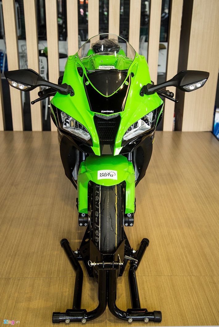 So với phiên bản 2017, ZX-10R mới không thay đổi thông số kỹ thuật nhưng được bổ sung bộ tem KRT Replica mang phong cách những chiếc xe đua của đội Kawasaki Racing Team.