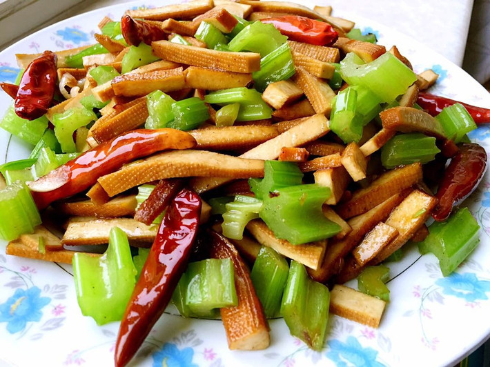Hạn chế ăn các thực phẩm nhiều đường, giàu chất béo như bánh ngọt, đường sữa, và các ăn chiên rán khoái khẩu như khoai tây chiên, gà quay... Ảnh: nuomi.
