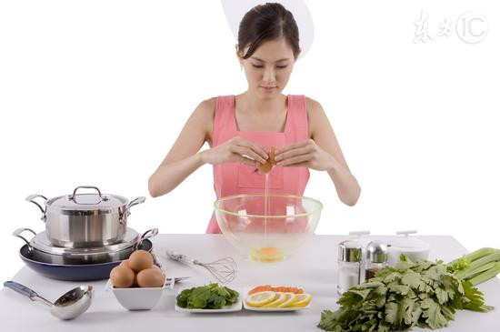 Nên sử dụng cách nấu truyền thống, hạn chế sử dụng lò vi sóng để nấu nướng và hâm nóng thực phẩm, hạn chế dùng các dụng cụ chống dính để giảm nguy cơ cho sức khỏe. Ảnh: Sina.