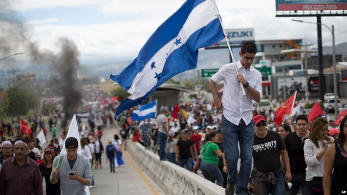 Chính quyền Tổng thống Reagan cũng “góp công” rất lớn trong việc tái cấu trúc nền kinh tế Honduras, tập trung vào xuất khẩu hàng hóa đặc biệt là nông sản, sự thay đổi trên ít nhiều giúp kinh tế Honduras đi lên trong thời gian ngắn. Tuy nhiên, niềm vui của người dân Honduras cũng chóng tàn khi họ nhận rằng nền kinh tế của nước chỉ đang phục vụ cho lợi ích của các tập đoàn đa quốc gia của Mỹ và đang làm suy yếu nền nông nghiệp vốn đã quá yếu ớt của Honduras.