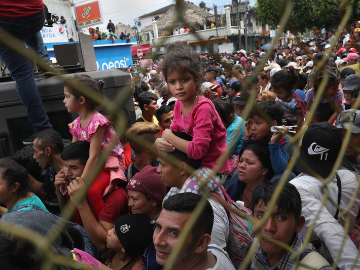 Người dân Honduras trốn khỏi nghèo đói và bạo lực chiếm số lượng lớn trong "đoàn caravan" người di cư ước tính từ 7.000-8.000 người đang di chuyển qua Mexico với hy vọng đặt chân đến nước Mỹ, nơi mà cho là “thiên đường” của người nhập cư. Vậy câu hỏi ở đây là tại sao hàng ngàn người di cư Honduras hay người dân nhiều nước Nam Mỹ khác lại từ bỏ quê hương của mình vượt qua hàng km với đầy nguy hiểm đến Mỹ?