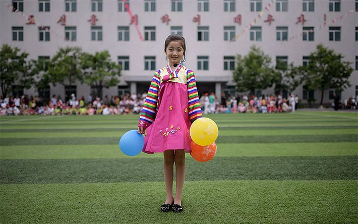 Trong khi đó cô bé Triều Tiên Kim Song-jong, 9 tuổi, trong bộ trang phục truyền thống lại hết sức ngây thơ, thuần khiết.
