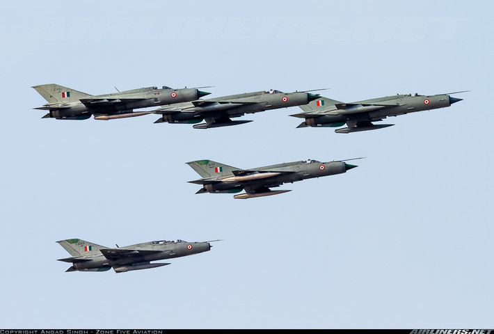 Biến thể tiêm kích MiG-21bis có thể được coi là biến thể hiện đại hóa thành công nhất của gia đình MiG-21, khi nó có thể hoạt động gần như một tiêm kích đa năng và tấn công mặt đất. Nguồn ảnh: Airliners