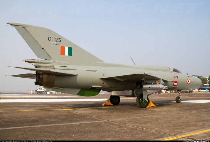 Trong khi đó Không quân Ấn Độ vẫn còn trong biên chế ít nhất 120 chiếc MiG-21 với nhiều biến thể khác nhau và số máy bay này sẽ hoạt động đến hết năm 2019. Do đó việc Nga có thể duy trì số MiG-21 còn khả năng hoạt động có được từ Ấn Độ không phải là điều gì đó quá khó khăn. Nguồn ảnh: Airliners