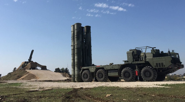 Theo đó phòng không Syria đã được chuyển giao 3 tổ hợp S-300PM cùng 300 đạn tên lửa các loại, sau đó các tổ hợp S-300PM trên sẽ được cải tiến để có thể kết nối với hệ thống phòng không của Nga tại Syria, mà dẫn đầu là S-400 đang được triển khai tại căn cứ Khmeimim. Nguồn ảnh: Sputnik.