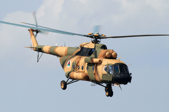 Dù danh tính loại trực thăng Afghanistan gặp nạn vẫn chưa được công bố nhưng dựa trên số người mà chiếc trực thăng này chở theo thì nhiều khả năng sẽ là Mil Mi-17 – dòng trực thăng vận tải đa năng tốt nhất của Không quân Afghanistan. Bởi theo thiết kế Mi-17 có khả năng chuyên chở theo tới 24 binh sĩ chưa bao gồm phi hành đoàn, trong khi đó một dòng trực thăng vận tải khác của Afghanistan là UH-60 Black Hawks chỉ khoảng 11 binh sĩ. Nguồn ảnh: Defense Post.
