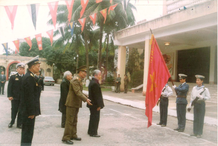 Tổng Bí thư Đỗ Mười duyệt đội danh dự và chào quân kỳ tại Bộ Tư lệnh Hải quân ngày 19-1-1993