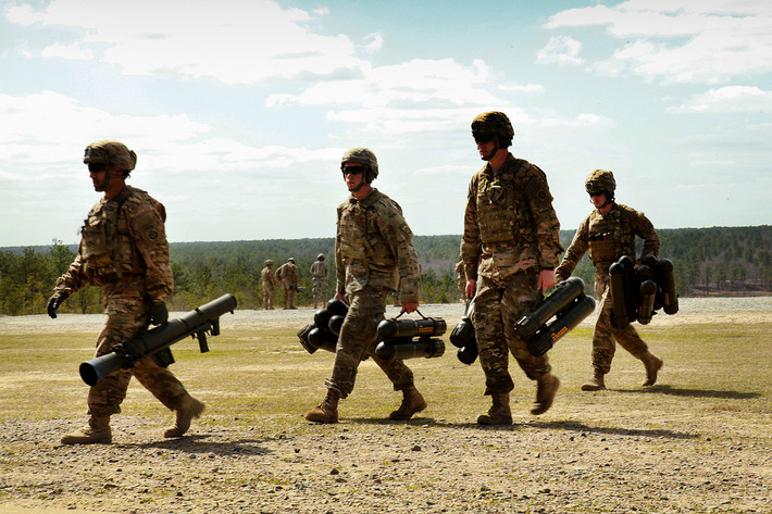 Trong điều kiện thử nghiệm, đầu đạn HEAT được phóng đi từ Carl-Gustaf M4 có khả năng xuyên tối đa 400mm thép đồng nhất. Khi sử dụng đầu đạn nổ lại (Tandem-charge), M4 có thể xuyên qua tới 500mm thép cán đồng nhất được đặt phía sau lớp giáp phản ứng nổ.