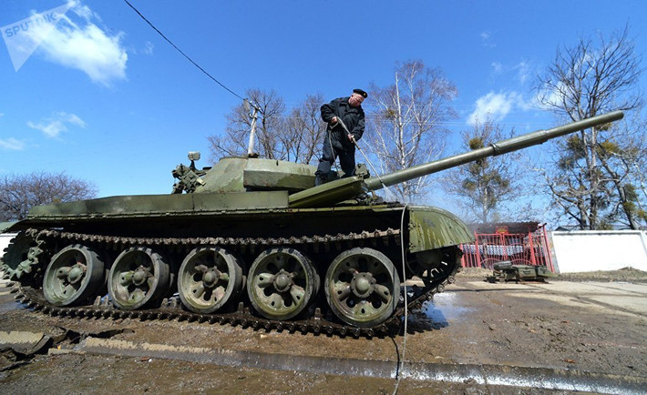 Hình ảnh binh sĩ Nga rửa một chiếc xe tăng T-62M tại một kho lưu trữ vũ khí của Quân khu phía Đông tại Primorsky Krai. T-62M được Liên Xô phát triển từ những năm 1980 và từ lâu không còn nằm trong biên chế Quân đội Nga. Nguồn ảnh:Sputnik.