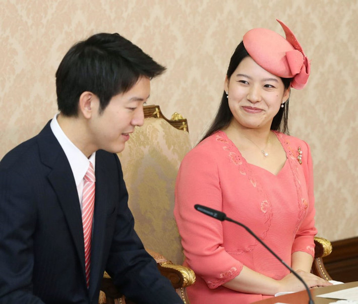 Gia đình Hoàng gia Nhật Bản đang đối mặt tình trạng thiếu người thừa kế. Thái tử Naruhito, người kế vị ngôi vương từ Nhật hoàng Akihito vào năm tới, em trai ông là Hoàng tử Fumihito, cháu trai ông là Hoàng tử Hisahito và người em trai hơn 80 tuổi của đương kim Nhật hoàng, Hoàng tử Masahito, là 4 người thừa kế nam giới cuối cùng của ngôi vị. Dư luận nhiều lần bày tỏ sự lo lắng và yêu cầu Nhật Bản thay đổi luật thừa kế đối với gia đình hoàng tộc. Tuy nhiên, tầng lớp bảo thủ vẫn không mặn mà với ý tưởng cho phép phụ nữ thừa kế ngôi vị.