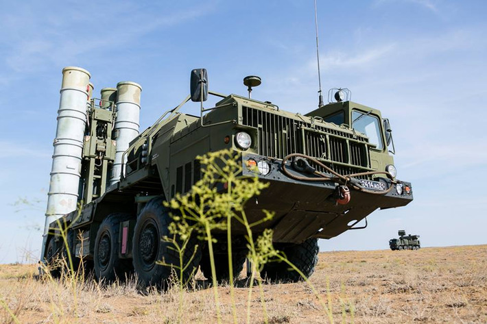 Cũng theo Bộ Quốc phòng Nga, cuộc diễn tập trên diễn ra tại trường bắn Ashuluk, vùng Astrakhan hôm ngày 10/10 (theo giờ địa phương). Tư lệnh Đơn vị đặc biệt số 1 thuộc Lực lượng phòng không Nga - Trung tướng Andrey Dyomin cho biết, trong cuộc tập trận trên, các tổ hợp S-300PM đã phóng 15 quả tên lửa, phá hủy tổng cộng 7 mục tiêu trên không. Nguồn ảnh: Bộ Quốc phòng Nga.