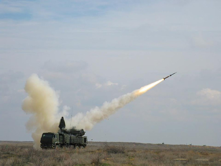 Thỏa thuận cung cấp các hệ thống phòng không S-300 của Nga cho Syria đã được ký từ năm 2010 nhưng sau đó đã bị đóng băng do cam kết giữa Nga và Israel. Sau sự cố máy bay trinh sát Il-20 Nga bị phòng không Syria bắn nhầm trên bầu trời Địa Trung Hải, Nga đã lập tức quyết định cung cấp các hệ thống S-300 cho Syria để nâng cấp khả năng phòng thủ không phận của nước này. Nguồn ảnh: Bộ Quốc phòng Nga.