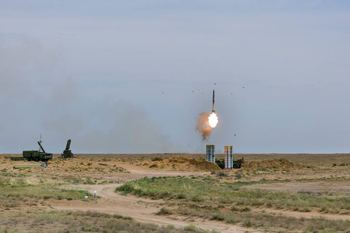 Ngày 2/10 vừa qua Bộ trưởng Quốc phòng Nga Sergei Shoigu thông báo với Tổng thống Nga Vladimir Putin, Quân đội Nga đã hoàn tất chuyển giao những hệ thống S-300 đầu tiên tới Syria. Quá trình đào tạo, triển khai sử dụng sẽ diễn ra trong khoảng 2 tháng trước khi lực lượng Syria có thể điều khiển được các hệ thống này. Nguồn ảnh: Bộ Quốc phòng Nga.