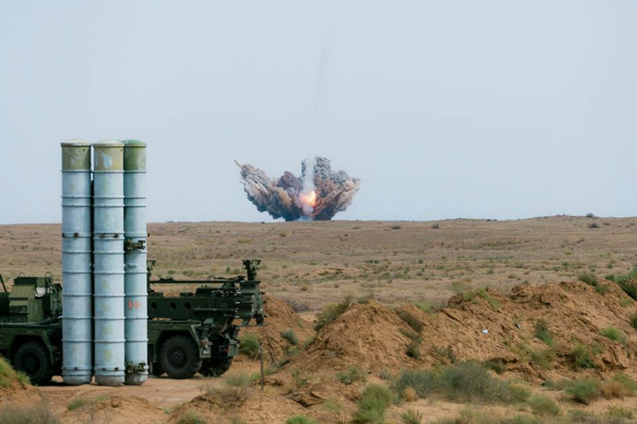 Moscow đổ lỗi cho Israel đã thông báo quá chậm trước khi tiến hành không kích tại Syria, cũng như máy bay tiêm kích F-16 của nước này đã cố tình nấp sau máy bay Nga để tránh hỏa lực của Damascus, dẫn tới thảm kịch làm 15 nhân viên quân sự Nga thiệt mạng hôm 17/9. Nguồn ảnh: Bộ Quốc phòng Nga.