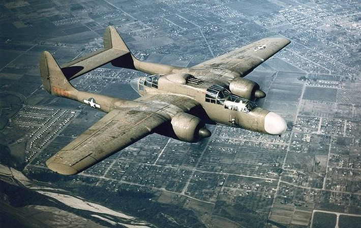 Chiếc P-61 Black Widow với phần đuôi đặc trưng và trông khá cồng kềnh này là một tiêm kích bay đêm của Mỹ. Chiến đấu cơ đa nhiệm này được trang bị pháo, súng máy, bom và rocket. Sau chiến tranh, máy bay dùng cho nhiệm vụ nghiên cứu bão dông.