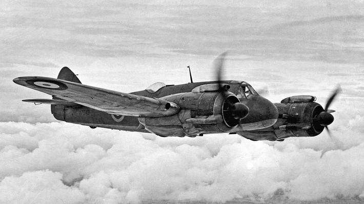 Tiêm kích Bristol Beaufighter thời Đệ nhị Thế chiến. Máy bay hạng nặng tầm xa 2 động cơ này đóng vai trò quyết định trong cuộc phòng ngự của Anh trước cuộc tập kích đường không của Đức vào năm 1940.