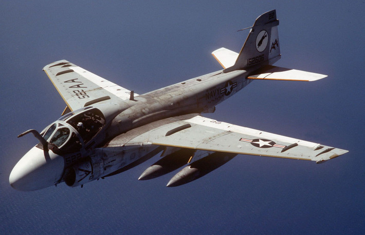 Máy bay Grumman A-6 Intruder của hải quân và thủy quân lục chiến Mỹ. Phi cơ cường kích này có thể bay thấp, trong nhiều điều kiện thời tiết, cả đêm lẫn ngày.