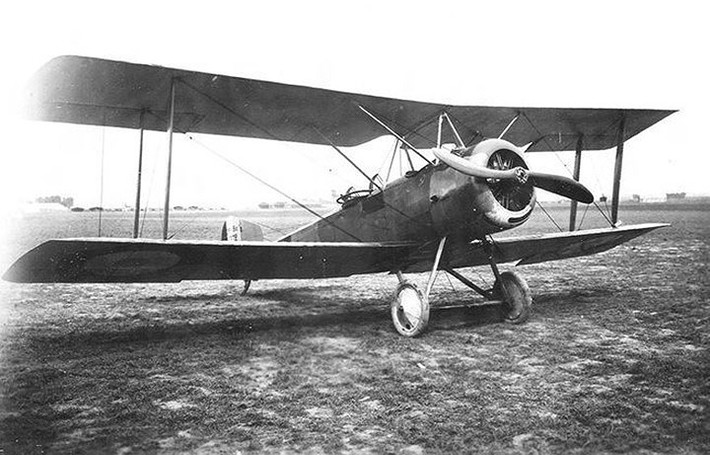 Máy bay tiêm kích 2 chỗ ngồi và 2 tầng cánh Sopwith 1-½ Strutter thời Thế chiến 1. Đây là chiến đấu cơ đầu tiên của Anh có cơ chế giúp súng máy “bắn xuyên” qua cánh quạt. Phi cơ này đã tham gia hộ tống các oanh tạc cơ tầm xa.