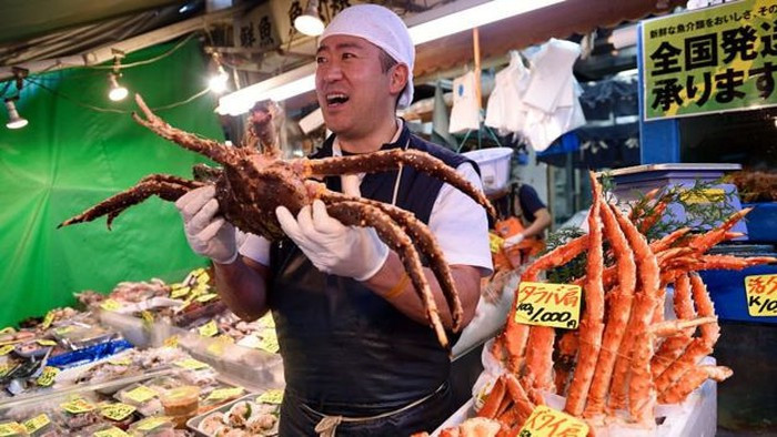 Với nhiều tiểu thương, việc phải di dời tới một địa điểm nằm quá xa trung tâm ẩm thực của thủ đô Tokyo tại quận Ginza đe dọa tới miếng cơm manh áo của họ. "Chẳng ai muốn chuyển đi. Ginza có hơn 200 quán sushi. Văn hóa ẩm thực đó đã tạo nên khu chợ này bởi chúng tôi ở ngay gần nhau. Chỉ cần đi bộ 10 phút từ Ginza là tới được đây", Iida-San, một tiểu thương tại chợ Tsukiji, nói với BBC. Ảnh: AFP.