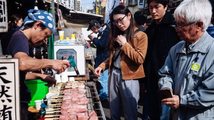 Dẫu còn nhiều tranh cãi, việc di dời chợ cá Tsukiji đã là điều không thể đảo ngược. Sau phiên đấu giá cuối cùng sáng 6/10, việc di dời đã chính thức được thực hiện. "Tôi suýt khóc đây này. Hôm nay là một ngày thật buồn khi phải nói chia tay. Tôi tới đây để nói với chợ Tsukiji là cảm ơn và tạm biệt", Hisao Ishii, người từng có 30 năm làm nghề đấu giá cá tại chợ Tsukiji, nói với AFP sáng 6/10. Ảnh: AFP.