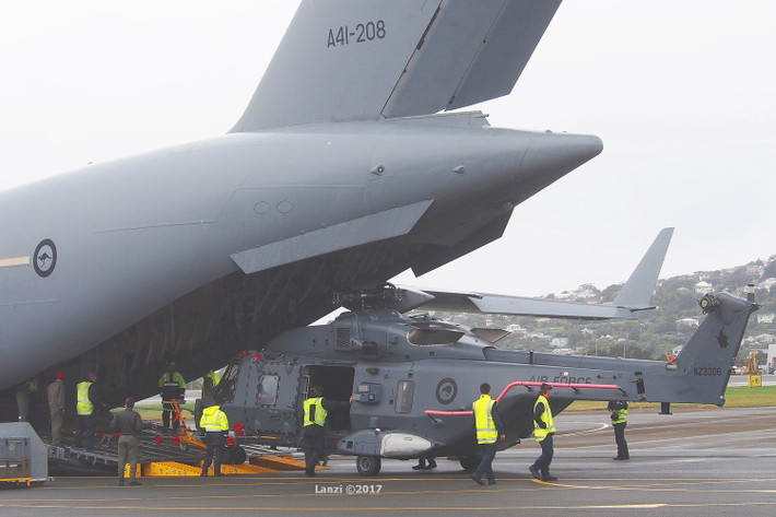 Trong khi đó về năng lực vận tải C-17 Globemaster III có thể mang theo tối đa 77 tấn hàng hóa, 102 lính dù hoặc 134 lính với ghế ngồi, hoặc chở theo 54 lính và 13 kiện hàng hóa. Nguồn ảnh: Wikipedia.