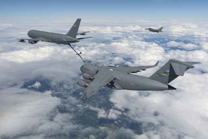 Tầm bay của C-17 phụ thuộc vào tải trọng mà nó mang theo, với việc mang tải phương tiện chiến đấu hạng nặng bay tầm xa thì cự ly tối đa đạt được chỉ khoảng 4.400km, còn nếu chở lính dù thì có thể vươn tới 10.300km khi mang theo hơn 134 nghìn lít nhiên liệu. Nguồn ảnh: Wikipedia.