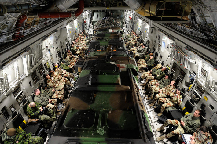 Khoang hàng của C-17 có chiều dài 27m, rộng 5,5m và cao 3,76m cho phép không vận cả các loại xe tăng, xe bọc thép, xe tải và đương nhiên là hàng hóa cùng binh sĩ. Tải trọng tổng thể của C-17 lên tới 77,5 tấn. Nguồn ảnh: Wikipedia.