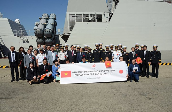 Đại diện chính quyền thành phố Sakai và sĩ quan JMSDF chụp ảnh cùng đoàn công tác Việt Nam bên cạnh tàu hộ vệ Trần Hưng Đạo.