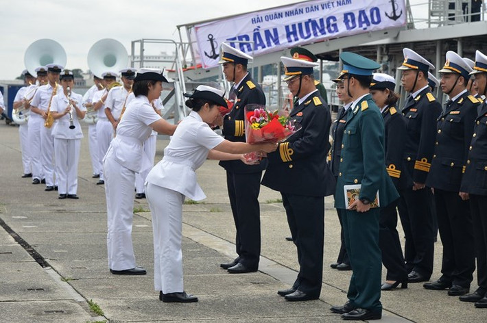 Tại đây, tàu Trần Hưng Đạo cũng nhận được sự chào đón vô cùng trọng thị.