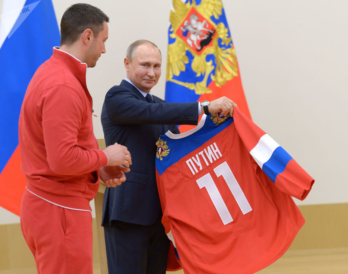 Tổng thống Putin và cầu thủ đội tuyển quốc gia Nga Ilya Kovalchuk trong cuộc gặp với các vận động viên Nga tham gia Thế vận hội Olympic lần thứ XXII tại Pyeongchang