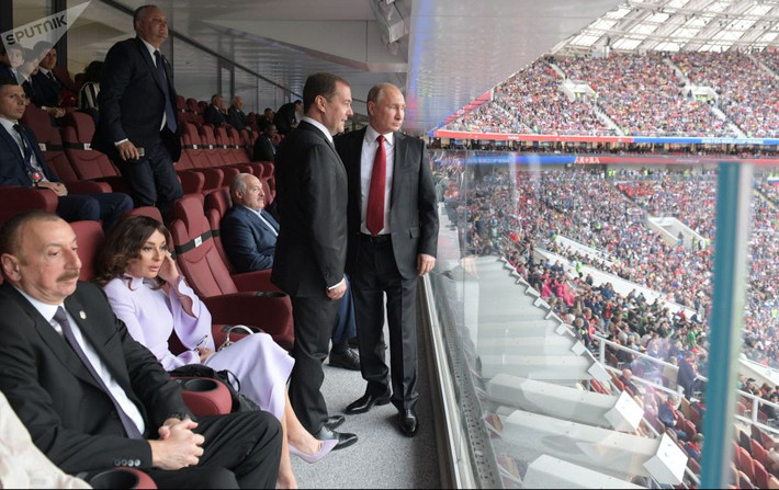 Tổng thống Vladimir Putin tại trận mở màn vòng bảng World Cup giữa các đội tuyển quốc gia Nga và Ả Rập Saudi