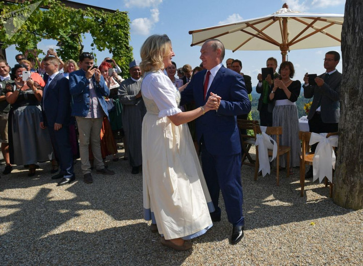 Tổng thống Nga Vladimir Putin khiêu vũ với Ngoại trưởng Áo Karin Kneissl tại đám cưới của bà với nhà tài chính Wolfgang Meilinger.
