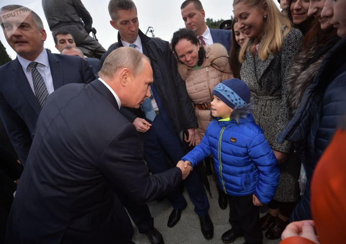 Tổng thống Nga Vladimir Putin bắt tay với một em nhỏ khi có chuyến thăm đến vùng Yalta.