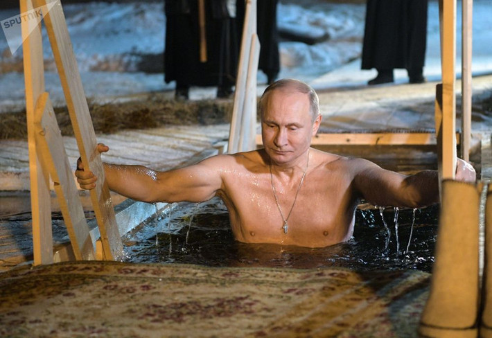 Tổng thống Nga Vladimir Putin trong lễ hội Chính thống giáo ở hồ Seliger.