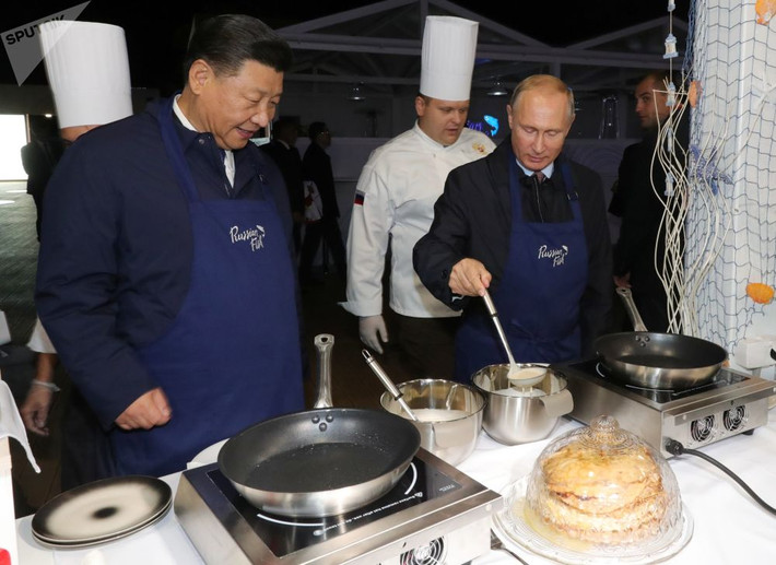Tổng thống Trung Quốc Tập Cận Bình và Tổng thống Nga Vladimir Putin thăm triển lãm trong khuôn khổ EEF ở Vladivostok.