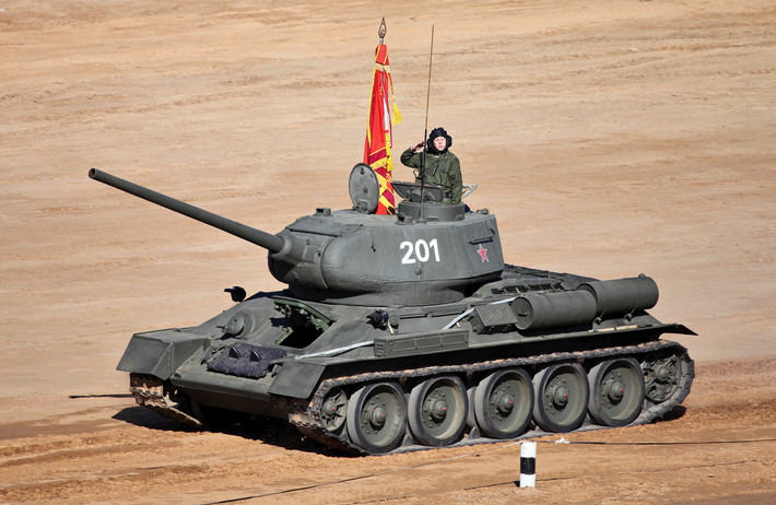 T34 là xe tăng hạng trung của Liên Xô. Dù sau này có nhiều xe tăng vượt trội hơn nhưng T34 vẫn được đánh giá là một trong những chiếc xe tăng hiệu quả và có thiết kế tạo ảnh hưởng nhất trong Thế chiến thứ 2. Ngay từ giai đoạn giới thiệu ban đầu, xe tăng T34 đã là một sự kết hợp tuyệt vời giữa hỏa lực, tính cơ động, tính năng bảo vệ và khả năng vượt địa hình gồ ghề.