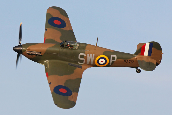Hawker Hurricane là máy bay tiêm kích một chỗ ngồi của Anh và là một trong những chiếc tiêm kích chiến đấu lớn nhất trong Thế chiến thứ 2. Nó có thể đạt tốc độ tối đa khoảng gần 550 km/giờ. Hơn 14.583 chiếc Hurricane đã được sản xuất, bao gồm cả phiên bản Sea Hurricane sau này. Đặc biệt, Hawker Hurricane đã đóng góp vào hơn 60% các trận thắng trên không của Không quân Hoàng gia Anh chống lại phát xít Đức trong Trận chiến nước Anh năm 1940.