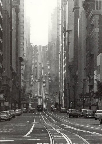 Hình ảnh một góc California năm 1964 với những tòa nhà cao tầng và đường phố hiện đại.