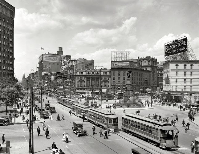 Đường phố Detroit, bang Michigan năm 1917 nhộn nhịp và đông vui với những chiếc xe điện qua lại liên tục và những biển hiệu quảng cáo được treo trên các tòa nhà.