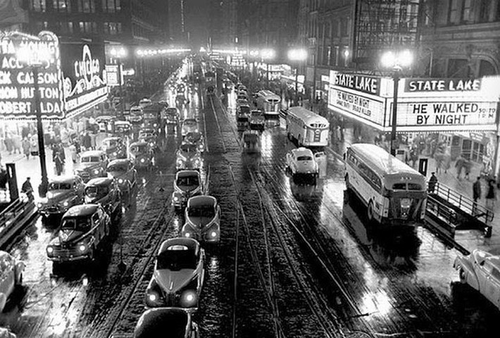 Thành phố Chicago, bang Illinois khi lên đèn tấp nập xe cộ năm 1949.
