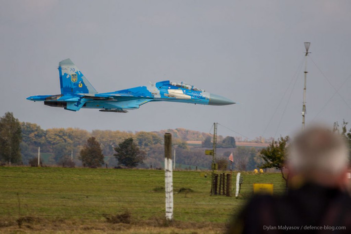Điều đáng ngạc nhiên là một trong hai phi công ngồi trên chiếc Su-27UB gặp nạn là phi công Mỹ, và người còn lại là phi công Ukraine. Hiện vẫn chưa rõ ở thời điểm xảy ra tai nạn ai là người đã điều khiển chiếc Su-27UB trên. Bản thân Su-27UB là biến thể huấn luyện hai chỗ ngồi của dòng chiến đấu cơ Su-27. Nguồn ảnh: Dylan Malyasov.