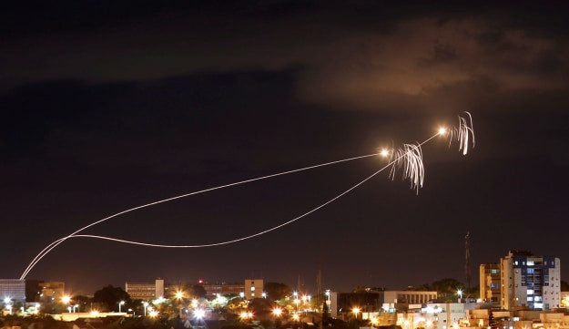 Tuy nhiên theo các bản tin được Israel phát đi vào sáng nay 15/3 (theo giờ địa phương), Iron Dome đã đánh chặn được ít nhất một quả rocket. Nguồn ảnh: Haaretz.