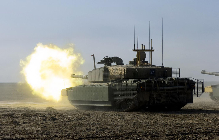 Challenger 2 là loại xe tăng chủ lực được Anh sản xuất từ năm 1993 tới năm 2002. Giá trị của mỗi chiếc Challenger 2 lên tới hơn 4 triệu Bảng Anh và tổng cộng đã có khoảng 450 chiếc được ra ra đời. Nguồn ảnh: Sina.