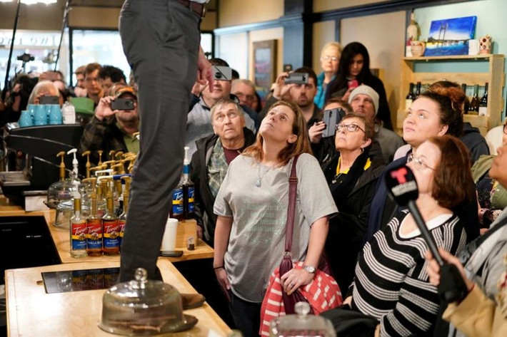 Những người tham gia chăm chú lắng nghe ông Beto O'Rourke phát biểu.