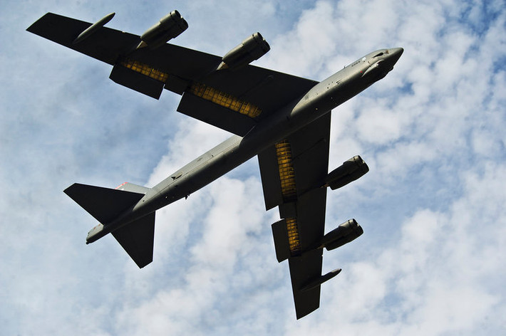 "Ông lão" B-52 phiên bản B-52H đã từng "rụng như sung" ở Hà Nội tới nay vẫn được Không quân Mỹ tiếp tục sử dụng với chi phí vận hành vào khoảng 33.000 USD cho mỗi giờ bay. Nguồn ảnh: BI.